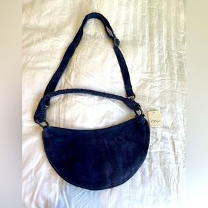 NWT FREE PEOPLE Navy suede crescent bag w adjustable strap